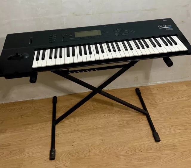 Piano Synthétiseur professionnel Korg 01W/FD