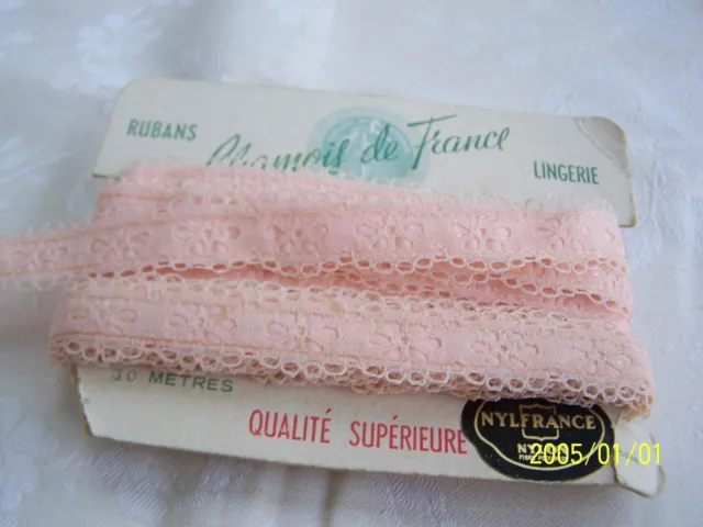 Ancien ruban pour lingerie en dentelle rose avec son support. Réf : n°229