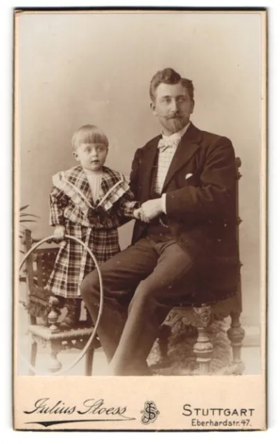 Fotografie Julius Stoess, Stuttgart, Vater im Anzug mit Tochter im karierten Kl