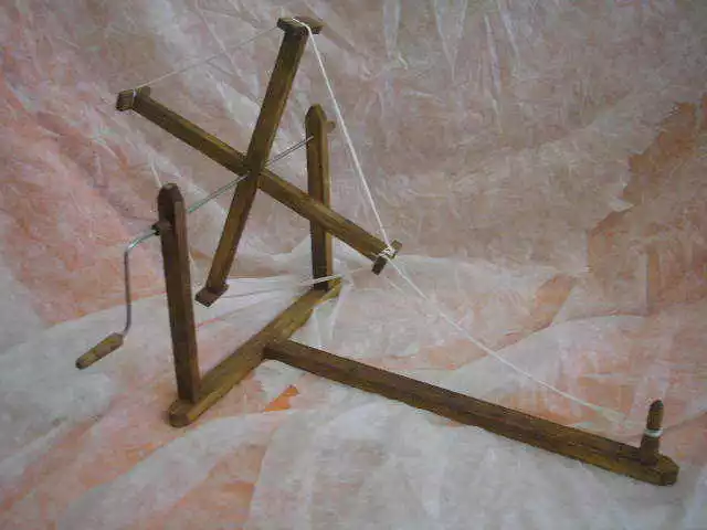 SARILLO HILANDERA de madera, artesanal, nuevo