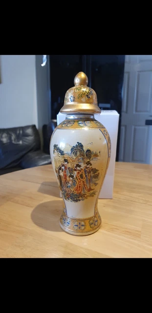 Vase im japanischen Stil mit Deckel