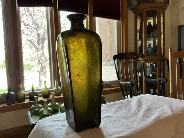 black glass case gin bottle Cr 1800