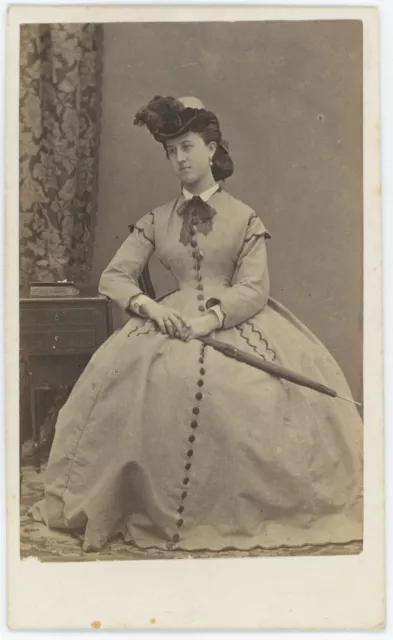 CDV circa 1865. Portrait d'une femme avec chapeau et ombrelle. Mode.