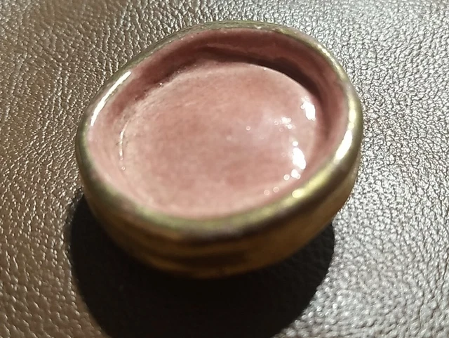 Bouton en céramique rose cerclé or. 26mm.