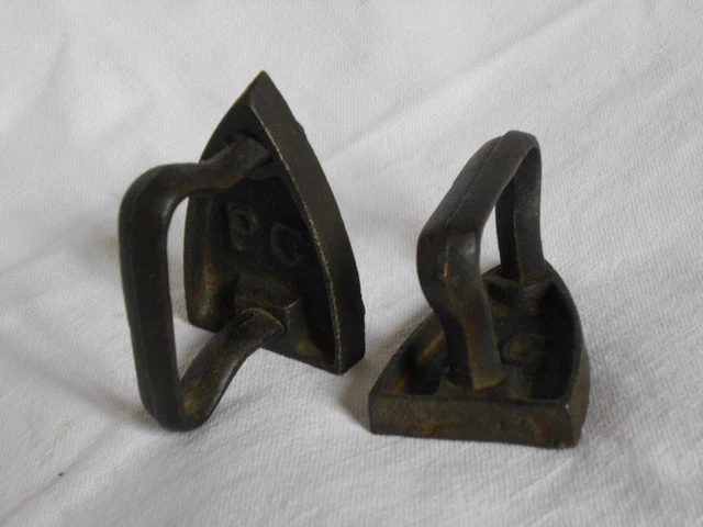 DEUX ANCIENS PETITS fers à repasser fonte 5,5 x 3,5 cm marqués " PC
