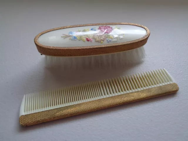 1930s-50s Brush and comb set. Embroidered brush top. Used condition.