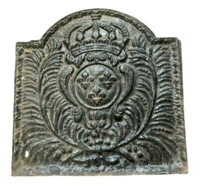 plaque de cheminée  fonte de fer XIX siècle scène tête de mouflon fleurs de lys 