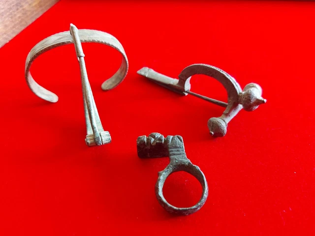 Superbe ensemble de fibules,bracelet, clef bague. 5