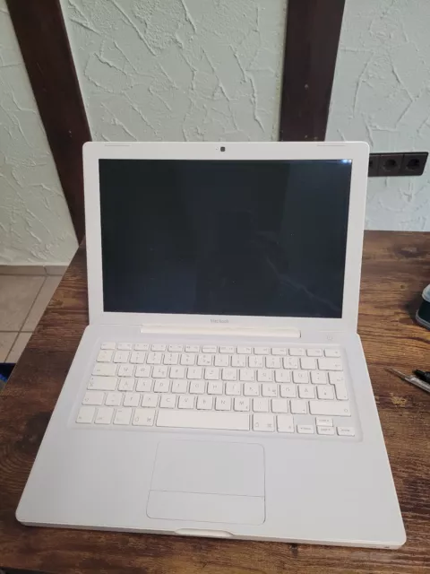 Apple Macbook Weiß 13 Zoll A1181 / Intel Core 2 Duo 2,16 GHz und 2 GB RAM defekt