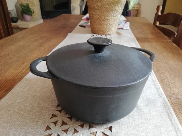 Cocotte ovale en Fonte Émaillée avec Intérieur Noir - Le Creuset