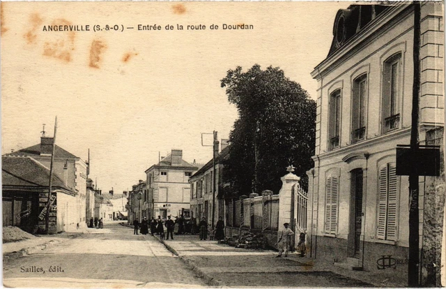 CPA Angerville Entree de la Route de Dourdan FRANCE (1371538)