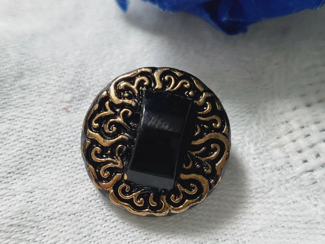 Bouton ancien en verre  noir doré motif relief cœur diamètre: 1,7 cm G8M