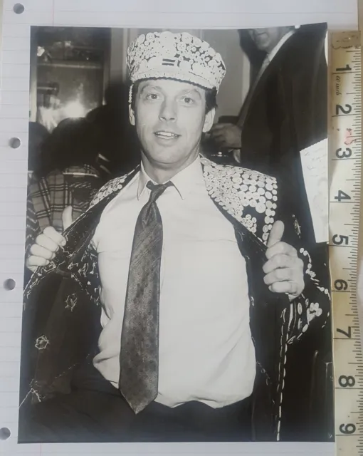LESLIE GRANTHAM 'dirty den' 1985 dressed  PEARLY KING COCKNEY B & W press photo