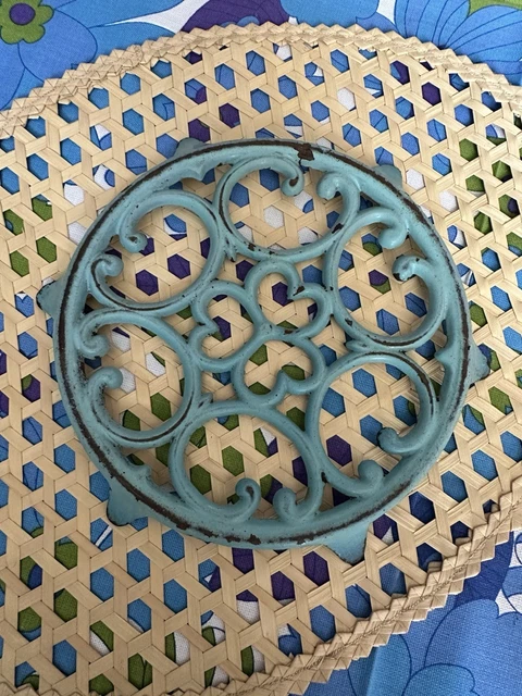 Ancien dessous de plat en fonte émaillée bleu décor de vigne raisin