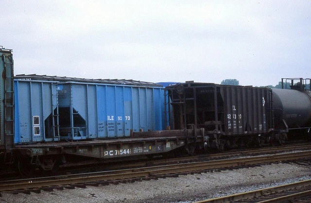 PENN CENTRAL PC lot 793-F 50FT FLATCAR 715441 w/ NYC font in 1980 ORIGINAL SLIDE