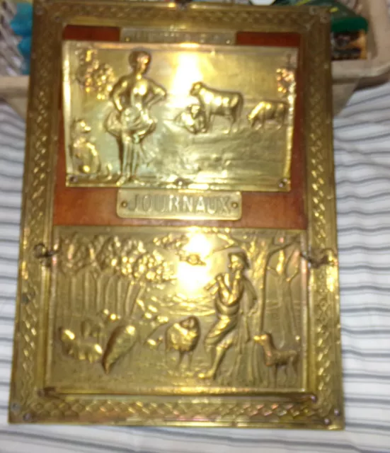 Ancien Porte Lettre Et Journaux Mural Bois Et  Cuivre Repousse  Dim 25/35Cm