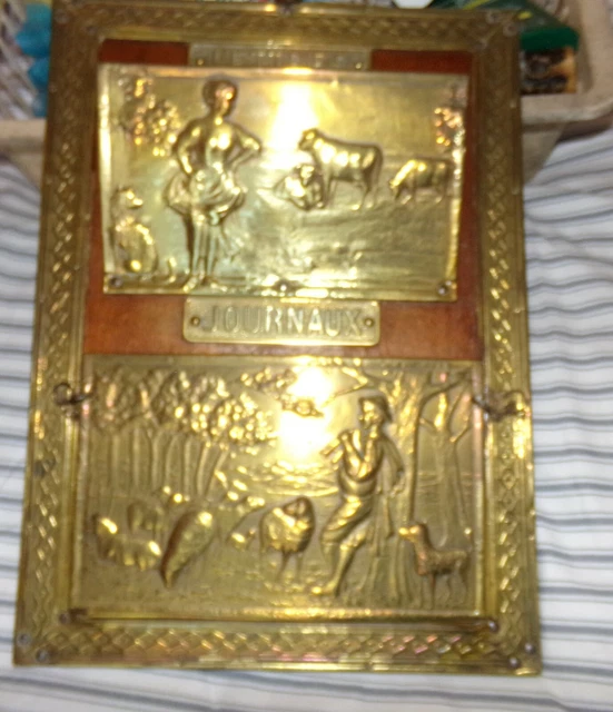 Ancien Porte-revues/journaux En Bois Avec Scène Paysanne En Cuivre - Vintage
