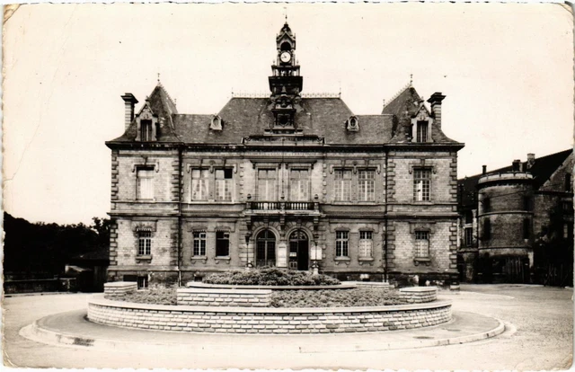 CPA Creil - L'Hotel de Ville et Vestiges du Chateau (1032308)