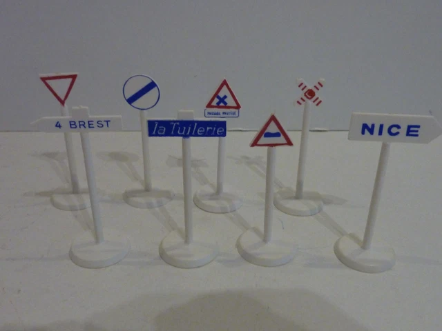 NEW!! Boite DINKY TOYS Réédition Panneaux Signalisation Priorité NEW!! Boite DINKY TOYS Réédition Panneaux Signalisation Priorité