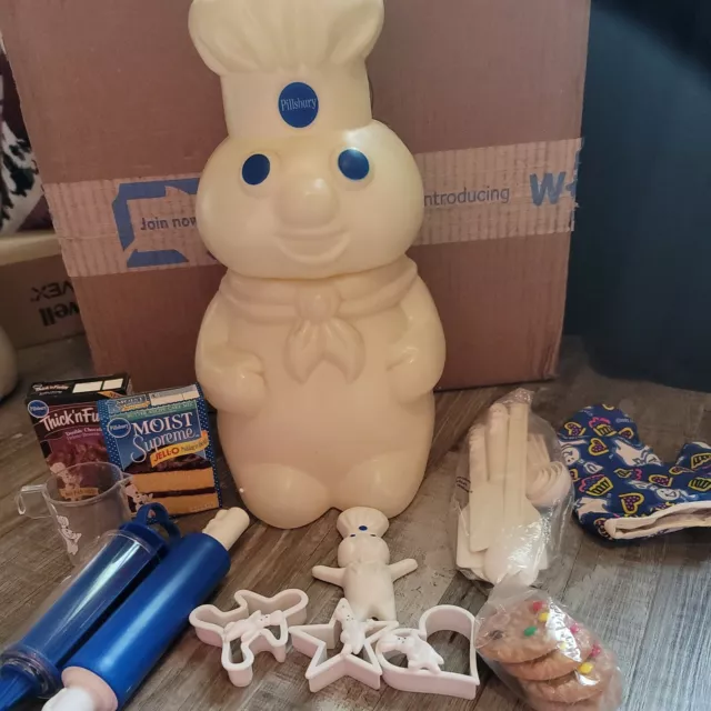 Pillsbury Doughboy Bakery Baking Set Children's Play Toy Cookie Cutter Tin  Mit