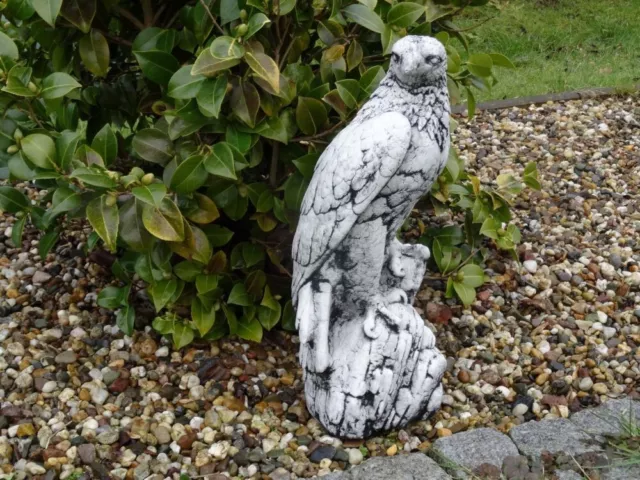 Steinfigur Tierfigur Adler Greifvogel Falke weiß schwarz patiniert.