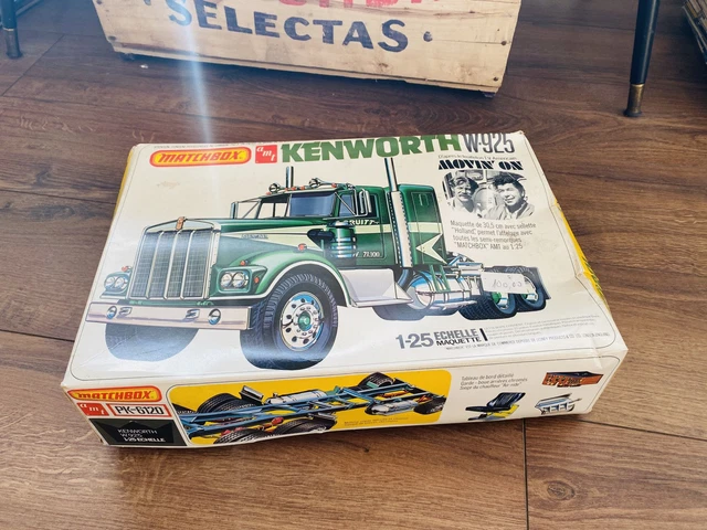 Maquette Kenworth Conventional W-925 AMT 1/25 – Camion Américain, Blanc/orange/noir