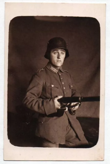 Foto Ak Soldat mit Stahlhelm und Karabiner 1 Wk