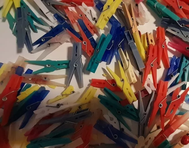 Über 100 Wäscheklammern