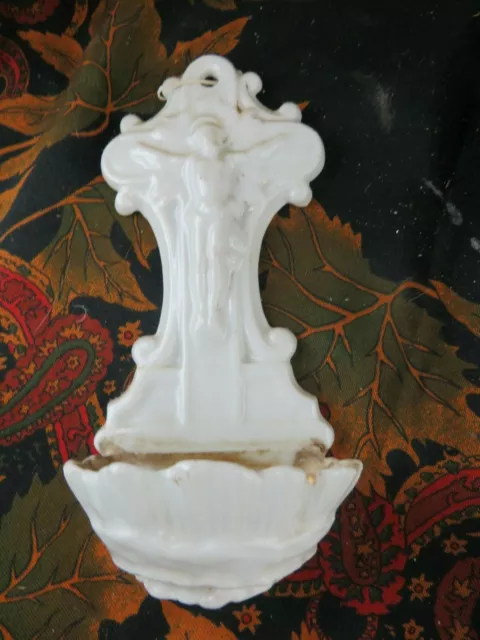 ancien grand benitier mural en biscuit epok XIXE christ crucifix