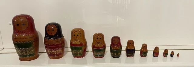 Grand lot vintage de 10 poupées russes Matriochka en bois, peintes à la main en noir, rouge, bleu, vert et or, agrémentées de 5 figurines - 22 cm de haut - France Grand lot vintage de 10 poupées russes Matriochka en bois, peintes à la main en noir, rouge, bleu, vert et or, agrémentées de 5 figurines - 22 cm de haut - France
