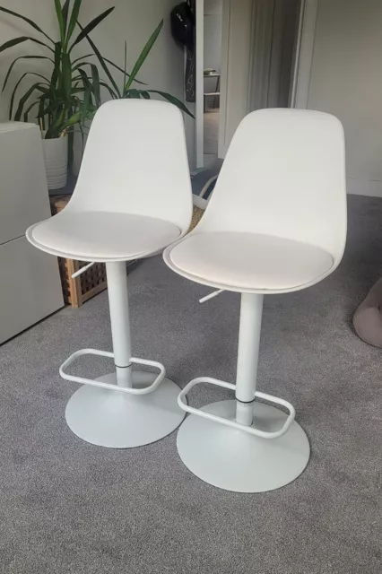 2 x Bar stools. White synthetic leather and matt white steel 60-82 cm. 