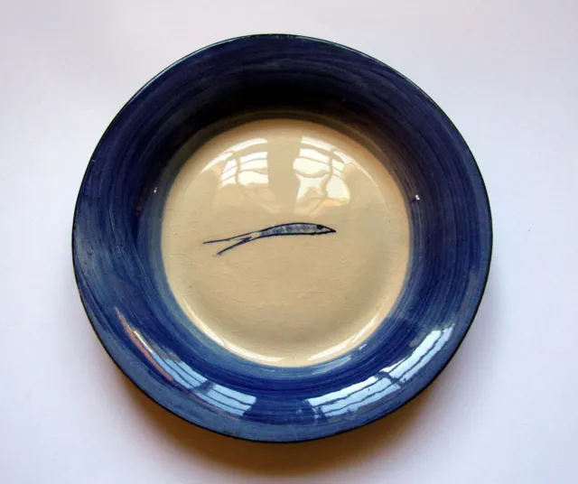 Assiette céramique décor bleu & blanc de poisson signé Brickett Davda (Brighton)