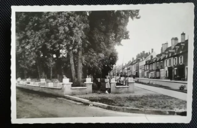 CPA (58) - POUGUES-LES-EAUX - Le Square
