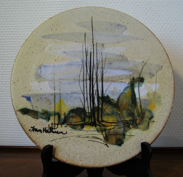 Ancienne assiette ou dessous plat céramique peinte et signée. TBE.