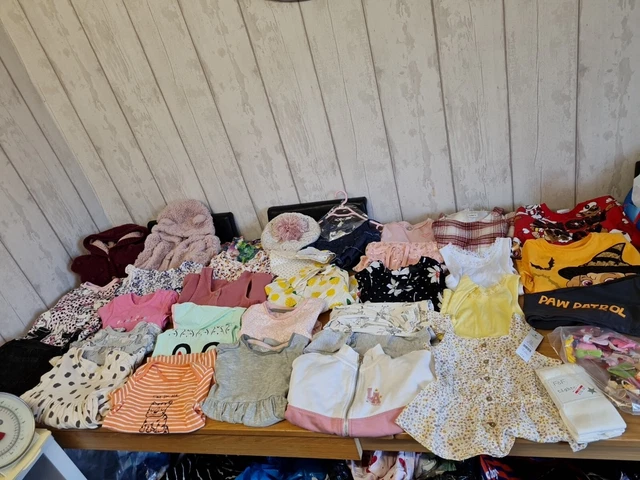 Pacchetto di bei vestiti per ragazza, età 2-3/3-4 anni 37 articoli e fascio di clip per capelli