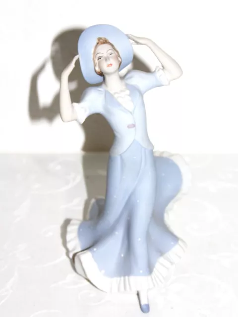 Royal Dux Bohemia Porzellan Figur, Biskuit Porzellan,  Dame in blau, gemarkt