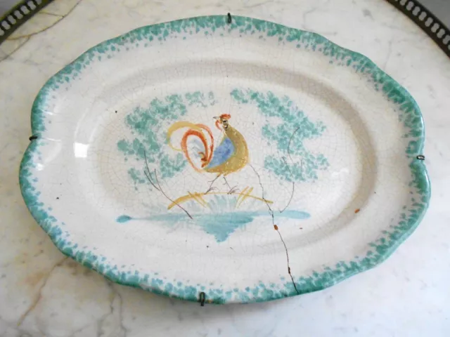 GRAND PLAT EN FAIENCE FORGES LES EAUX CUL NOIR DECOR COQ XIX ème