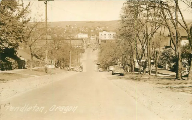 Pendleton Oregon automobiles Street Scene 1940s RPPC Photo Postcard 21-14017
