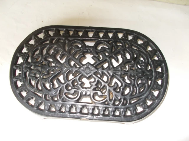 Ancien dessous de plat en fonte émaillée bleu décor de vigne