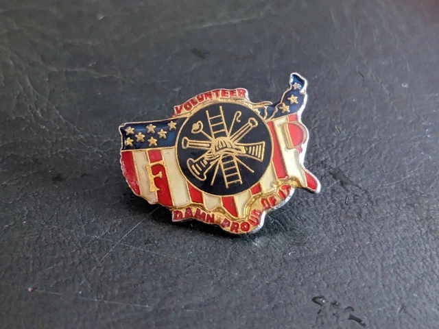 Pin's émaillé Ferrari F1 – Casque Charles Leclerc – Occasion – Collection