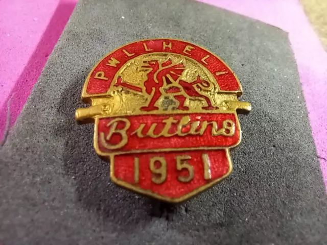 (a417)  Vintage BUTLINS PWLLHELI 1951 Enamel Badge