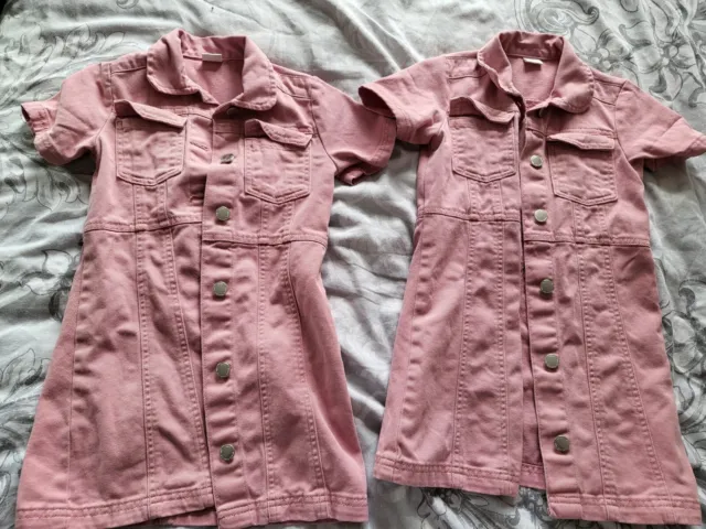 Splendidi abiti denim rosa gemelle età 5-6 anni
