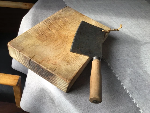 Ancienne feuille de boucher et planche en bois à découper cuisine Billot hachoir