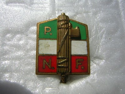 perfetta. ventennio distintivo da giacca PNF Castelli 