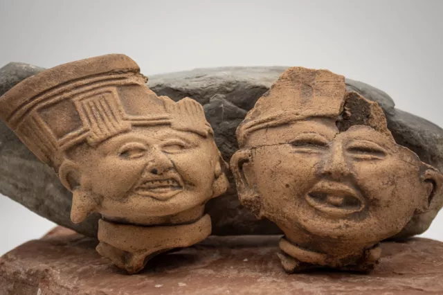 Two remojadas smiling figure heads Mesoamerica Veracruz pre-columbian sonriente