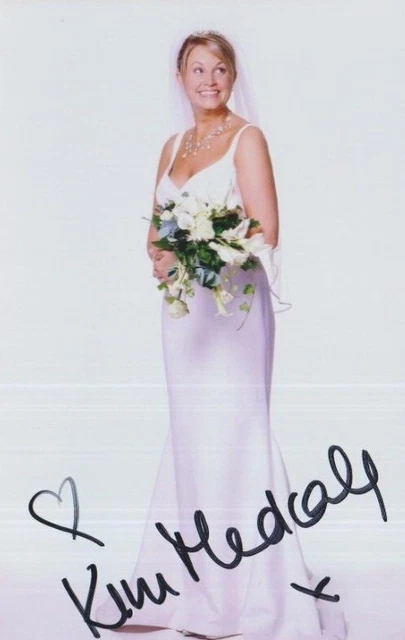 Kim Medcalf    **HAND SIGNED**  6x4 photo  ~  Eastenders  ~  AUTOGRAPHED