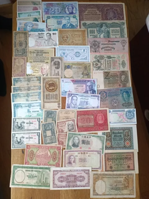 Joli lot de 46 billets anciens du monde à collectionner P544