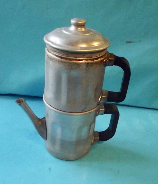 Ancienne cafetière en tôle émaillée blanche et dégradé de vert à décor de roses et de pensées