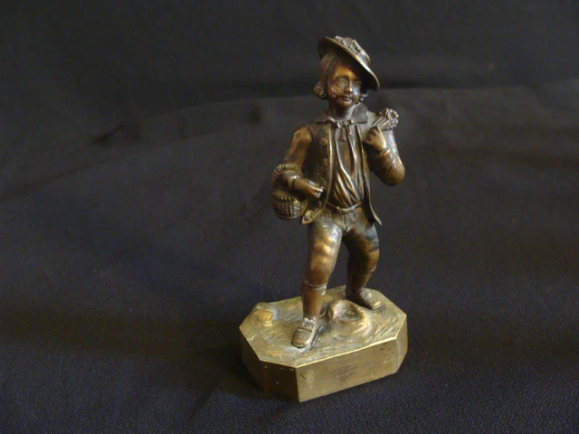 Portrait Miniature En Laiton - Jeune Garçon Avec Livre, Style Ancien, Brunet Madeleine