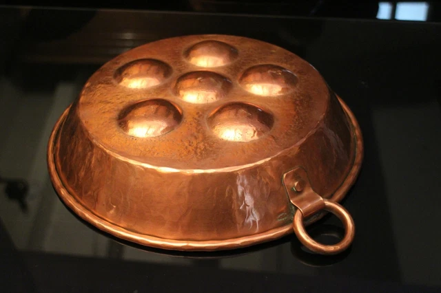 Petit Plat à œufs En Cuivre Et Fer 19ème Siècle - Vintage, Décoration Ou Usage Gaz, Occasion !